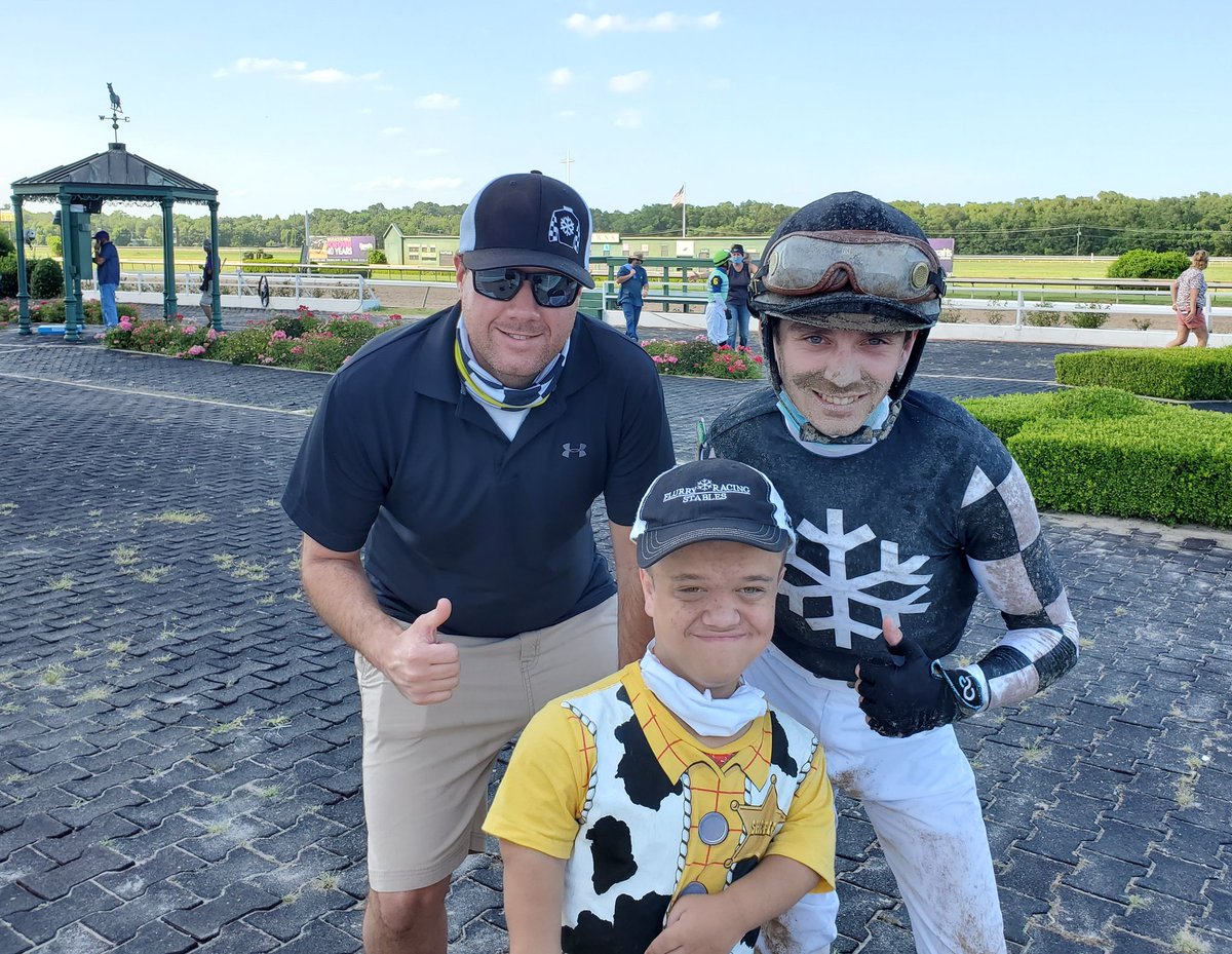 woody_tshirt's tweet photo. #wheresthewoodytshirt meeting some new friends @HarrahsLADowns @JackGilligan14 Kody Kellenberger Aubrie Green @KarlBroberg @Staton_Flurry @jockeygreen #LACOMPLETE https://t.co/hNSX0wnRrh