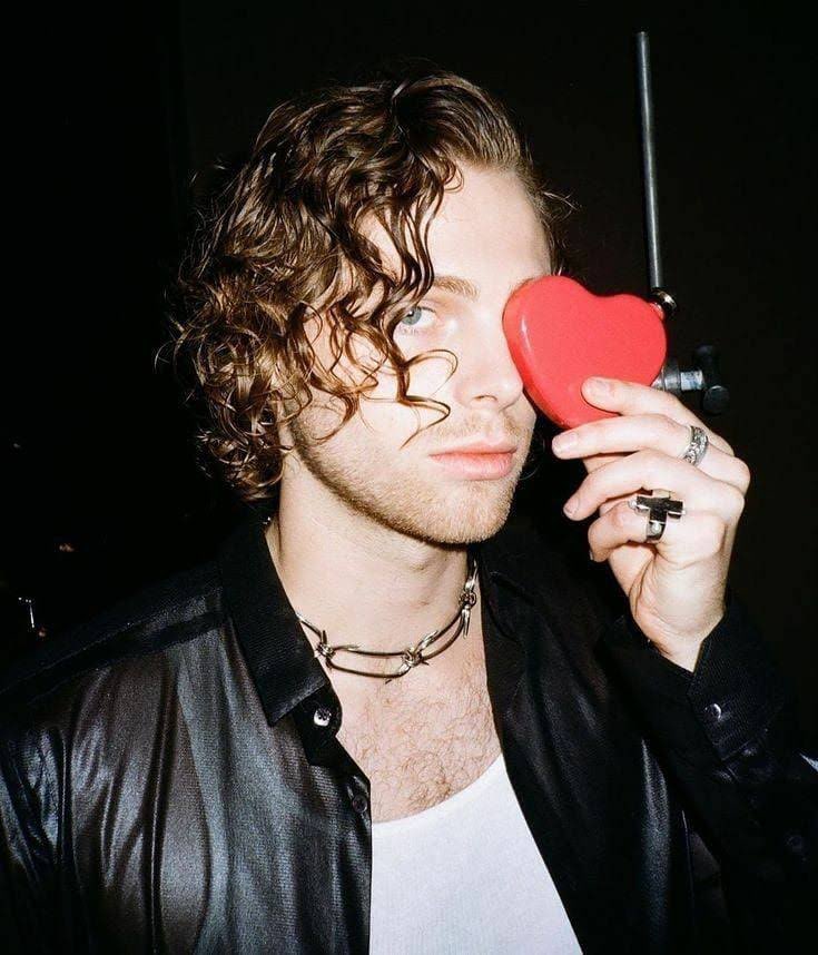 CakeContent987's tweet photo. Happiest of birthdays to my main lane @Luke5SOS 💜 I hope you have the best day ever! I love you so much and thank you for being such an inspiration and sweetheart to your fans! Love you to the whole universe and back! 🐧✨ ~ @LulasWildflower  #HappyBirthdayLukeHemmings https://t.co/kJezxjKPvv