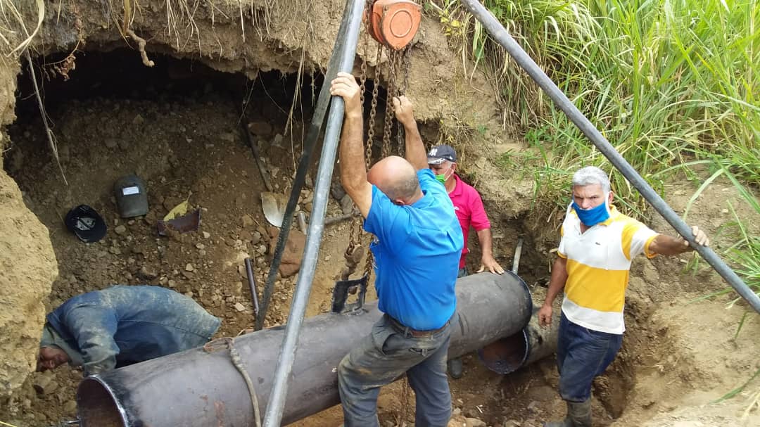 ApcMichelena's tweet photo. #16Jul Trabajadores de @hidrosuroeste con apoyo del Alcalde de #Michelena @PSUVElyPernia continúan sustitución de tramo en tubería regional Lobatera-Michelena-Colon en el sector la Fosforita para lograr garantizar agua a estos territorios #VenezuelaEnBatallaVictoria @PSUVTachira https://t.co/WCh8akk036