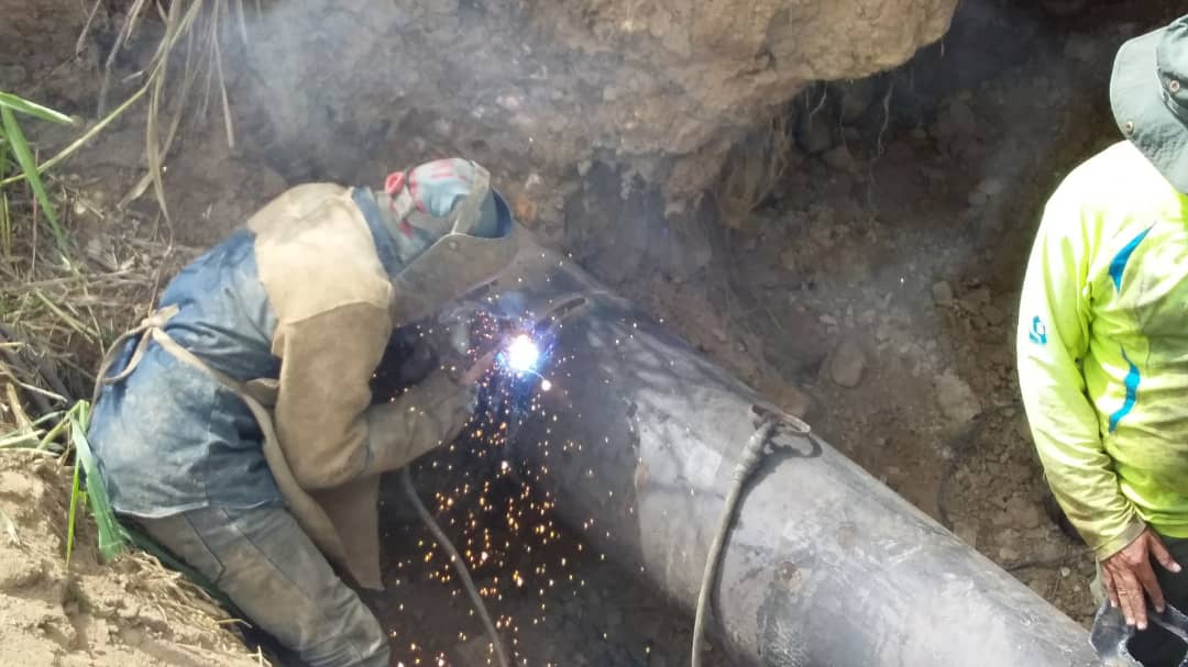 ApcMichelena's tweet photo. #16Jul Trabajadores de @hidrosuroeste con apoyo del Alcalde de #Michelena @PSUVElyPernia continúan sustitución de tramo en tubería regional Lobatera-Michelena-Colon en el sector la Fosforita para lograr garantizar agua a estos territorios #VenezuelaEnBatallaVictoria @PSUVTachira https://t.co/WCh8akk036