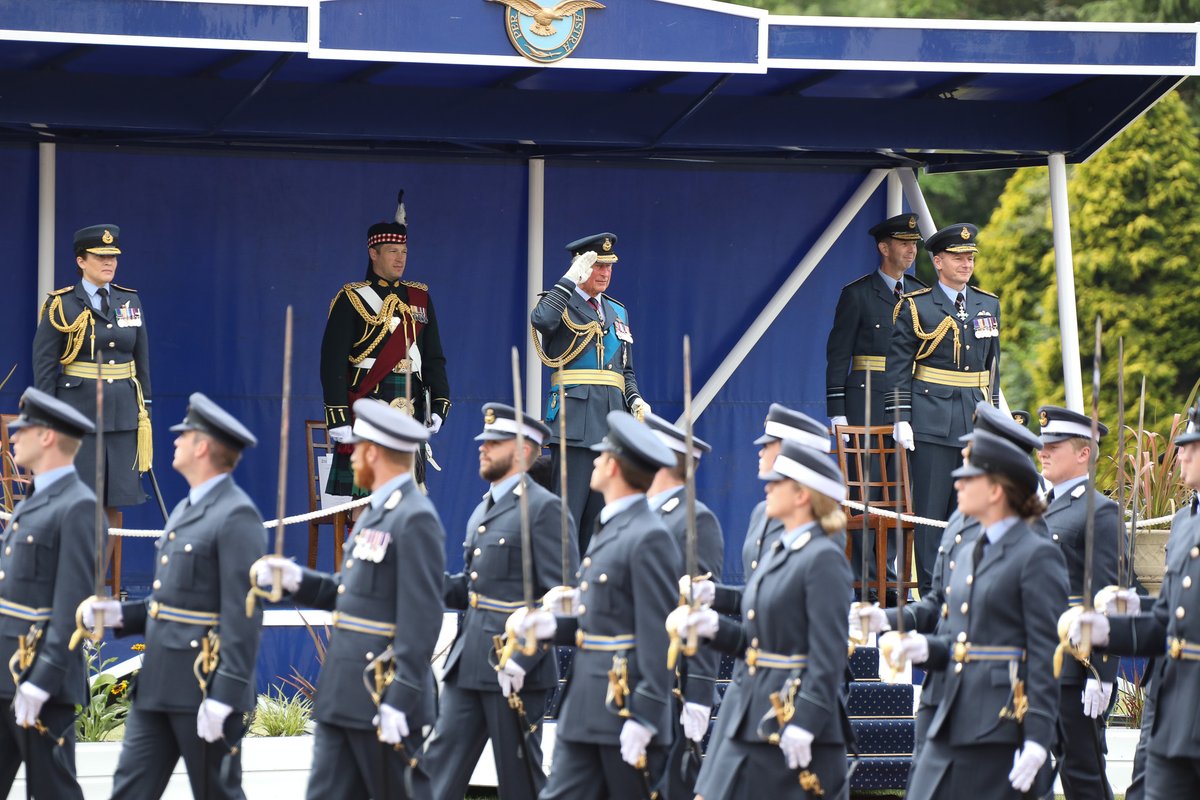 RoyalAirForce's tweet image. In the Royal Air Force College’s Centenary year, His Royal Highness, The Prince of Wales was the Reviewing Officer for the Sovereign’s Review at Royal Air Force College Cranwell today.

Full story &amp;amp; video: bit.ly/2ZxyXlD