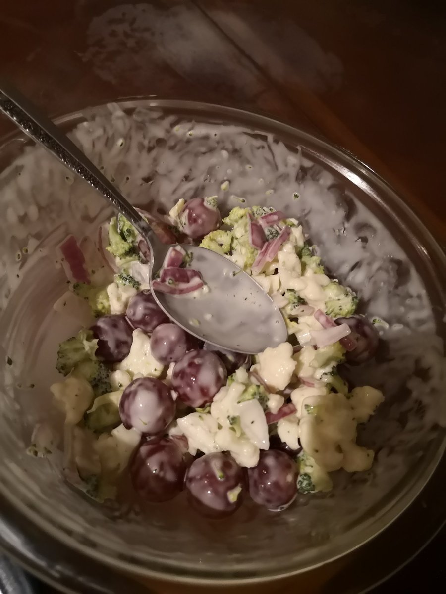 KatiCollins2012's tweet photo. Broccauliflower salad 💪 #feelgoodfood #foodie #Yum https://t.co/yqZFBVORcJ
