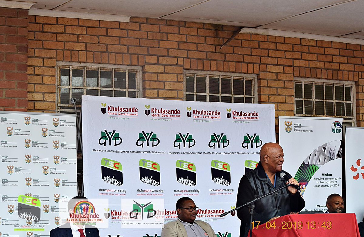 thobz_the_coach's tweet photo. #TBT When I shared space with the Minister of Energy. EDF and GYD opening doors for me 🙏🏾 ❤️ 🌷 @KhulasandeSpor1 #ProudMoment #GYD #KSD #TSC @radebe_jeff https://t.co/RBhprrm8KN