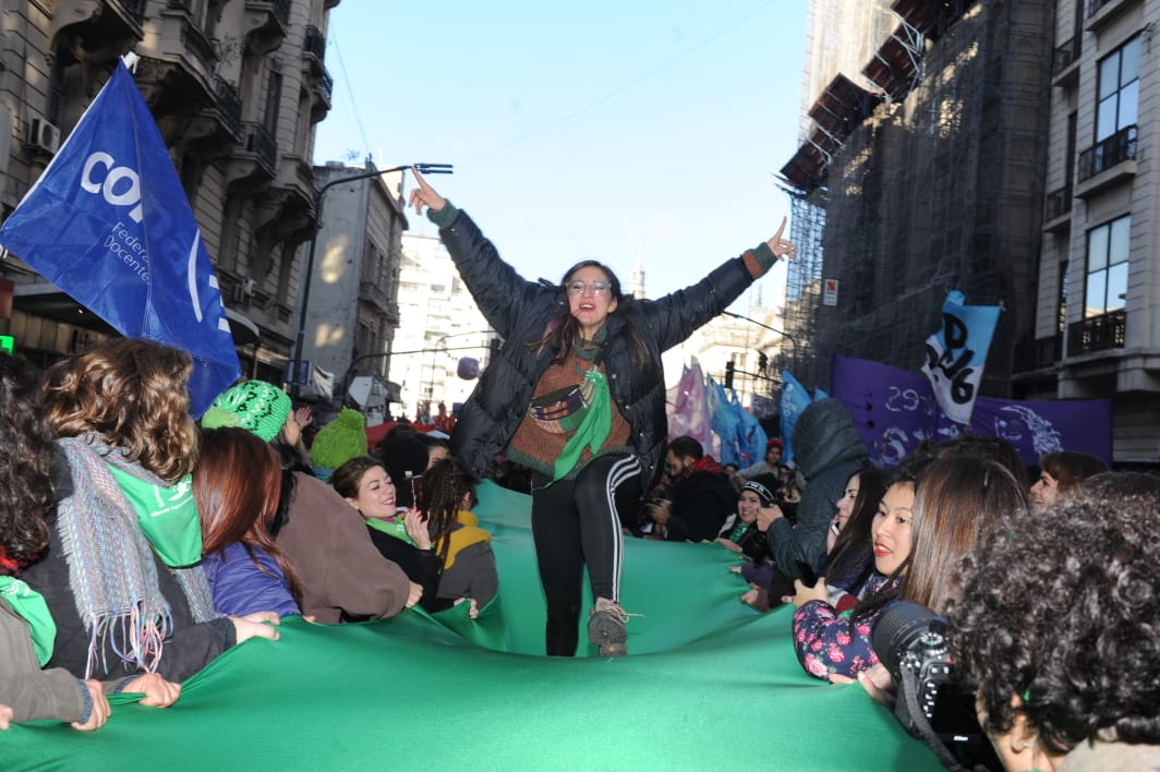 AHORA 🔥 

Con 50 votos a favor, 7 en contra y 3 abstenciones: 

SANCIONADO #ProtocoloILEenCABA 
VAMOS por #AbortoLegal2020 ✊🏾💚🔥