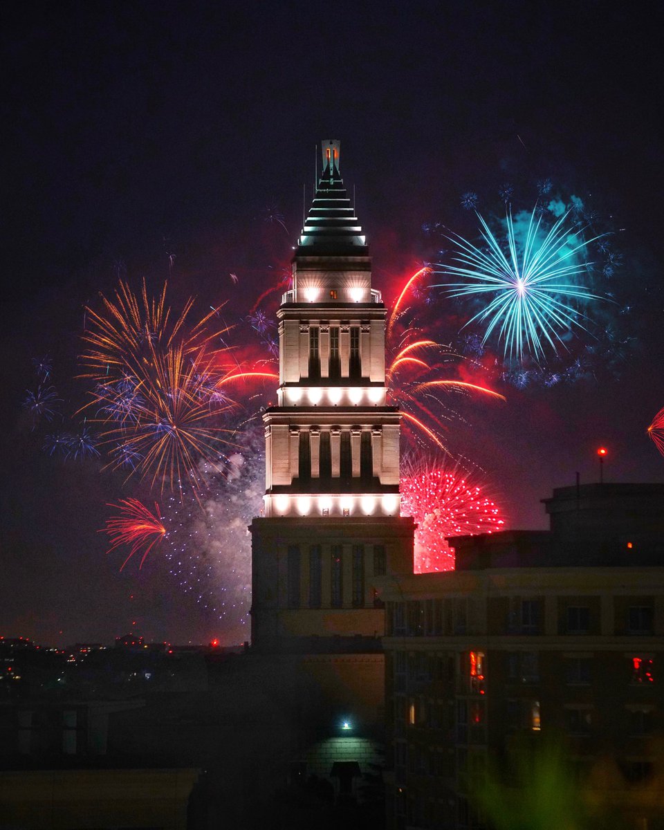 Alexandria, VA - Fireworks 2020 behind GW Masonic Memorial | bit.ly/alxfireworks20… #Fireworks #Alexandria #AlexandriaVA #AlexandriaVirginia #ALX #VisitAlexVA <a href="/AlexandriaVA/">Visit Alexandria VA</a> <a href="/AlexandriaVAGov/">AlexandriaVAGov</a> <a href="/Artofvisuals/">Art of Visuals</a> <a href="/VisitVirginia/">visitvirginia</a>