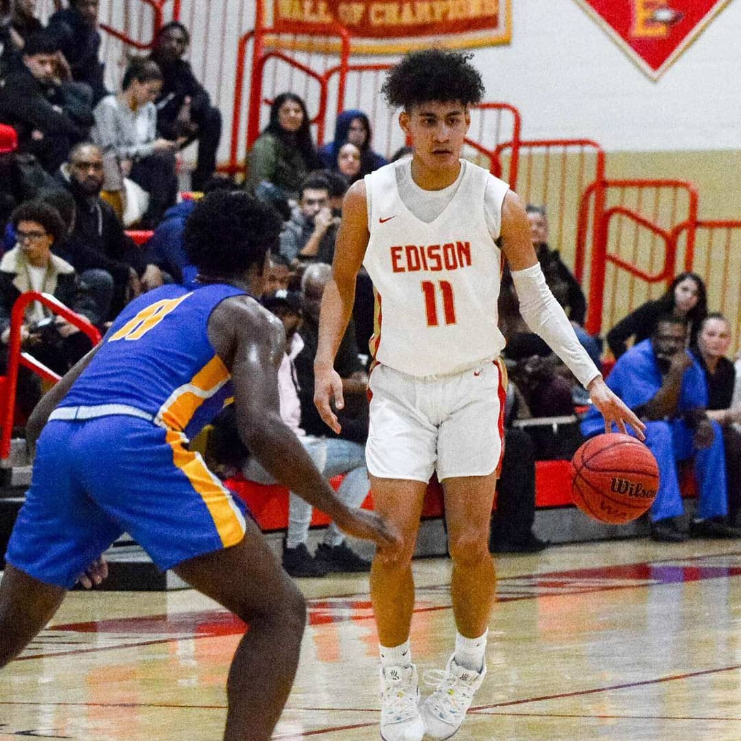 PureBBallAAU's tweet photo. Nicholas "Niko" Barnes the 6'4" Combo guard in the class of 2022 has picked up interest from Princeton University. Niko had a breakout sophomore campaign for his Edison HS team. His looking forward to picking up more offers this AAU season. #purebasketballnjnyc #purebasketball https://t.co/Ua1rlLTkLE