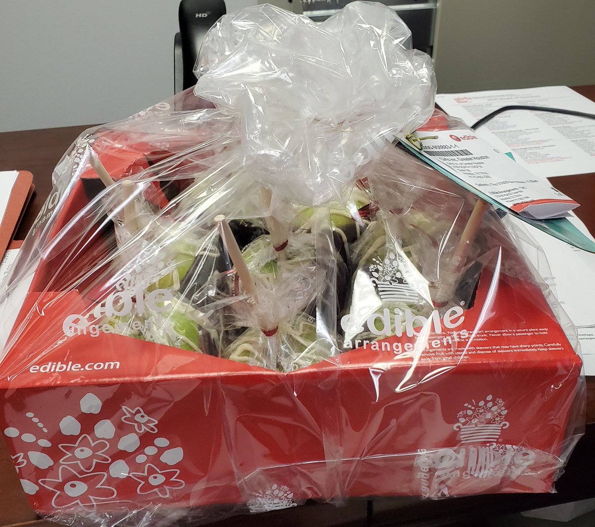 girlsinchouston's tweet image. Our friends at @UpBrainery stopped by with some yummy goodies! This organization was instrumental in getting our virtual camps to our girls. Thank you! #ThankfulThursday #virtualprogramming #strongsmartbold