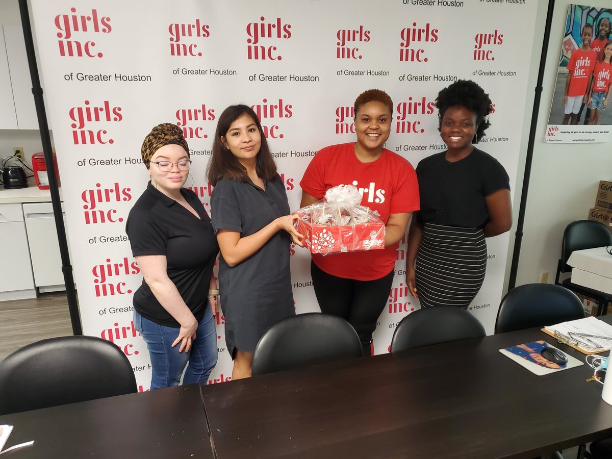 girlsinchouston's tweet image. Our friends at @UpBrainery stopped by with some yummy goodies! This organization was instrumental in getting our virtual camps to our girls. Thank you! #ThankfulThursday #virtualprogramming #strongsmartbold
