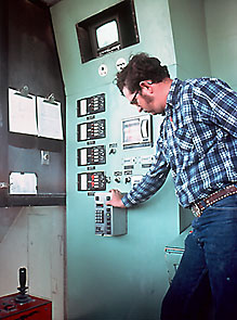 ModularMining's tweet photo. Here's a #TBT from 1980: a crusher operator using the #DISPATCH Crusher Console at Phelps Dodge Mine! Did you know that the buttons on the console were actually jet fighter buttons designed by Hamilton Aviaton?
#ModularMiningOptimization https://t.co/33kAV3g4Dg