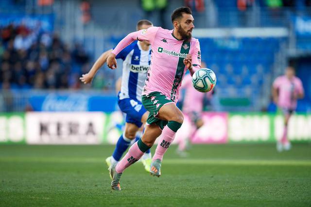 pbcomplutense's tweet photo. ¡#DíadeBetis! Después de la dolorosa (e inmerecida) derrota en el Metropolitano, se cierran las puertas del Villamarín hasta la próxima temporada. Viva el Betis, manquepierda. Real Betis Balompié - Deportivo Alavés. #RealBetisAlaves #PBComplutense https://t.co/fhJsfIXvrQ