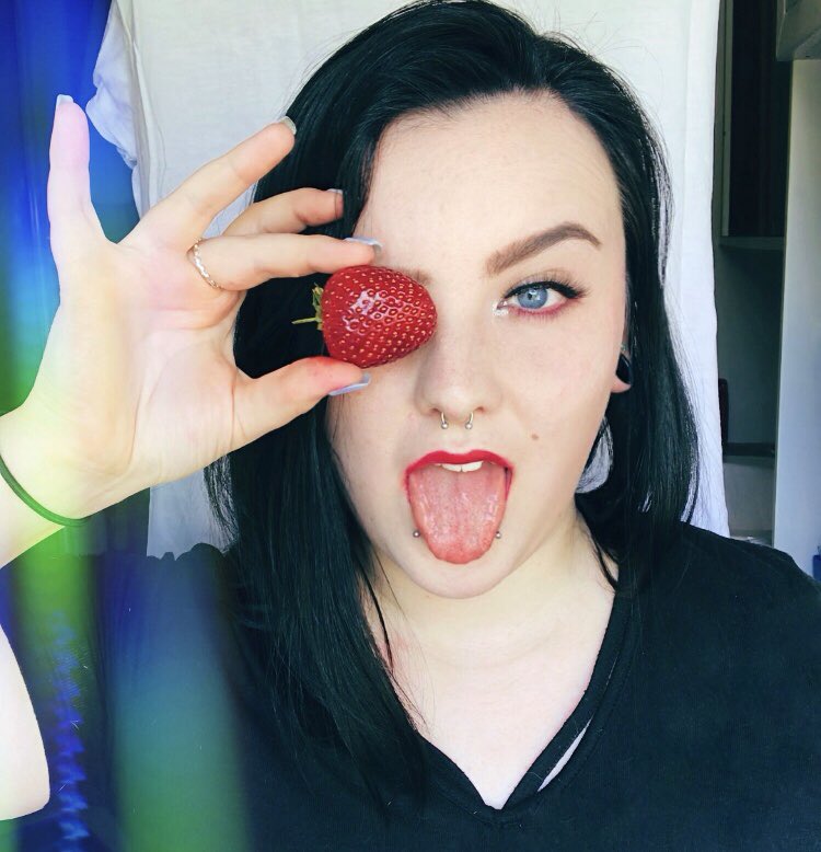 Celi_Wonderland's tweet photo. Suck on my strawberry lipstick! 🍓💄💋 @yungblud 
https://t.co/MLleFYrc15 https://t.co/KJoTSYN7eA