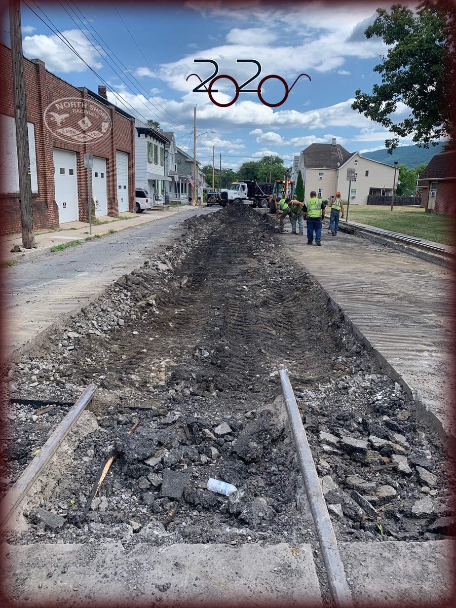 North_Shore_RR's tweet photo. This #summer has been hot, hot, HOT! ☀️🔥
Can we get a shout out for our Maintenance of Way crews? ⚒🧰🛤
Keep up the great work, guys! 👏
#rail #railroad #tracks #railroadtracks #trackconstruction
#WeLoveOurEmployees #summer2020 https://t.co/xXLGA3WMHo