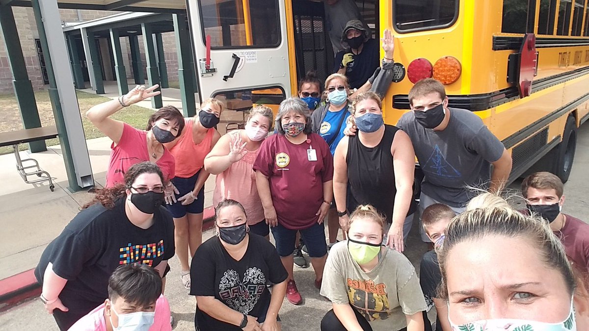 VP_VSC's tweet photo. So fun with these AWESOME NISD employees from Transportation &amp; Myers! Food distribution was successful!  @NISDMyers @TesiGarza https://t.co/5Pv1Ht7vjE