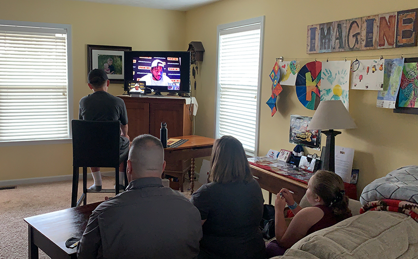 PaniniAmerica's tweet image. .@Lions rookie @DAndreSwift zooms in to help celebrate the @PaniniAmerica @NFL @PaniniPOD grand-prize winner.

#WhoDoYouCollect | #NFL 

paniniamerica.net/blog/detroit-l…