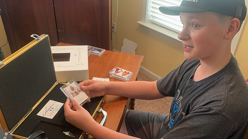 PaniniAmerica's tweet image. .@Lions rookie @DAndreSwift zooms in to help celebrate the @PaniniAmerica @NFL @PaniniPOD grand-prize winner.

#WhoDoYouCollect | #NFL 

paniniamerica.net/blog/detroit-l…