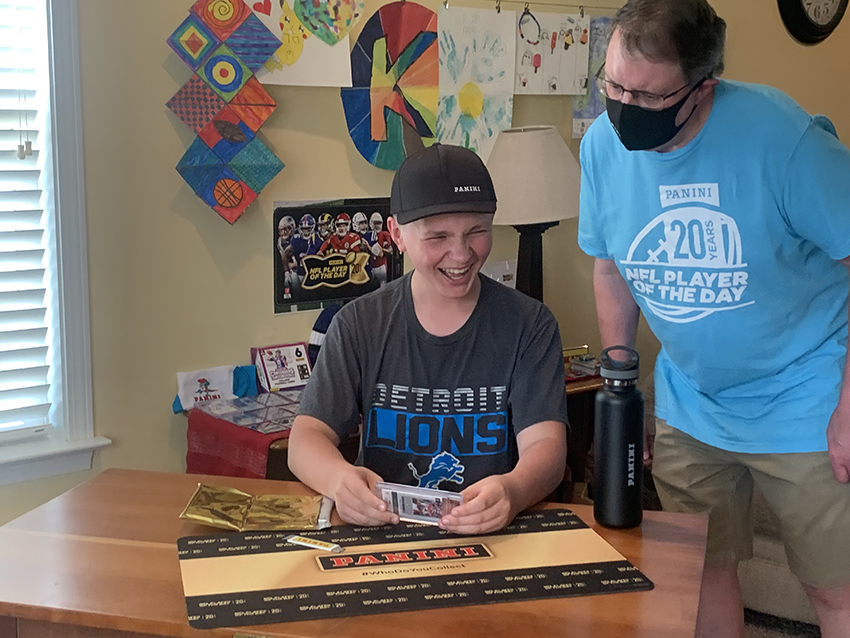 PaniniAmerica's tweet image. .@Lions rookie @DAndreSwift zooms in to help celebrate the @PaniniAmerica @NFL @PaniniPOD grand-prize winner.

#WhoDoYouCollect | #NFL 

paniniamerica.net/blog/detroit-l…