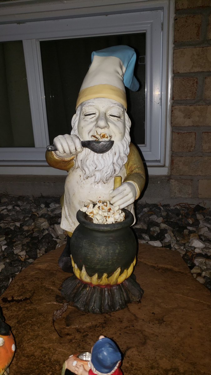 alex_pcormier's tweet photo. BON VOISIN (partie 3)

Un an plus tard, emprunter un nouveau nain de jardin au voisin qui en expose plus d'une trentaine dans sa cour avant. Lui servir une collation, le chapeauter d'un gant à vaisselle et laisser une note amicale à son propriétaire. Le remettre à sa place. https://t.co/Iz2mpl8cwE