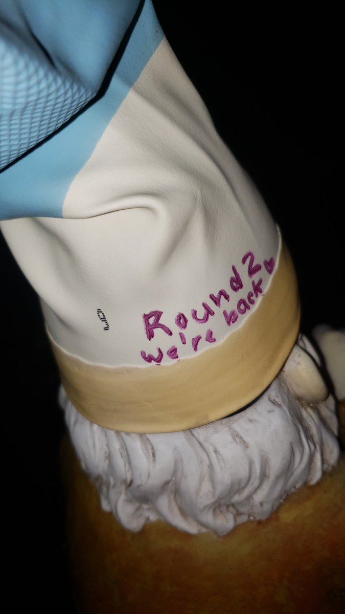 alex_pcormier's tweet photo. BON VOISIN (partie 3)

Un an plus tard, emprunter un nouveau nain de jardin au voisin qui en expose plus d'une trentaine dans sa cour avant. Lui servir une collation, le chapeauter d'un gant à vaisselle et laisser une note amicale à son propriétaire. Le remettre à sa place. https://t.co/Iz2mpl8cwE
