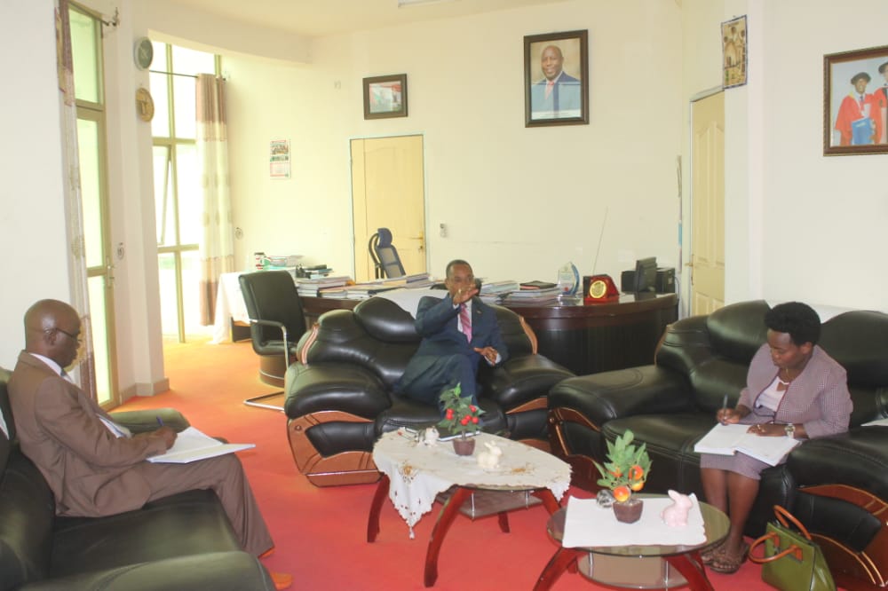 OmbudsmanBI's tweet photo. #Burundi: L'Ombudsman @HonEdouard a reçu en audience Imelde SABUSHIMIKE,Ministre de la Solidarité Nationale,des Affaires Sociales et des Droits de la Personne Humaine et du Genre. Au cours de cette séance de travail, différents dossiers ont été analysés. https://t.co/NLPDOGDy3I