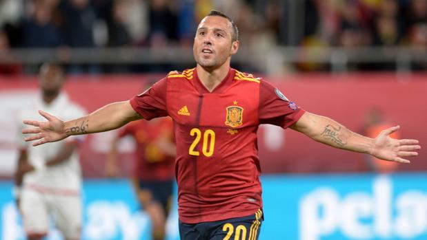 Uno de los premios que ha recibido por su gran rendimiento ha sido su vuelta a la selección española de la mano de Robert Moreno y participando en la clasificación de la próxima Eurocopa.