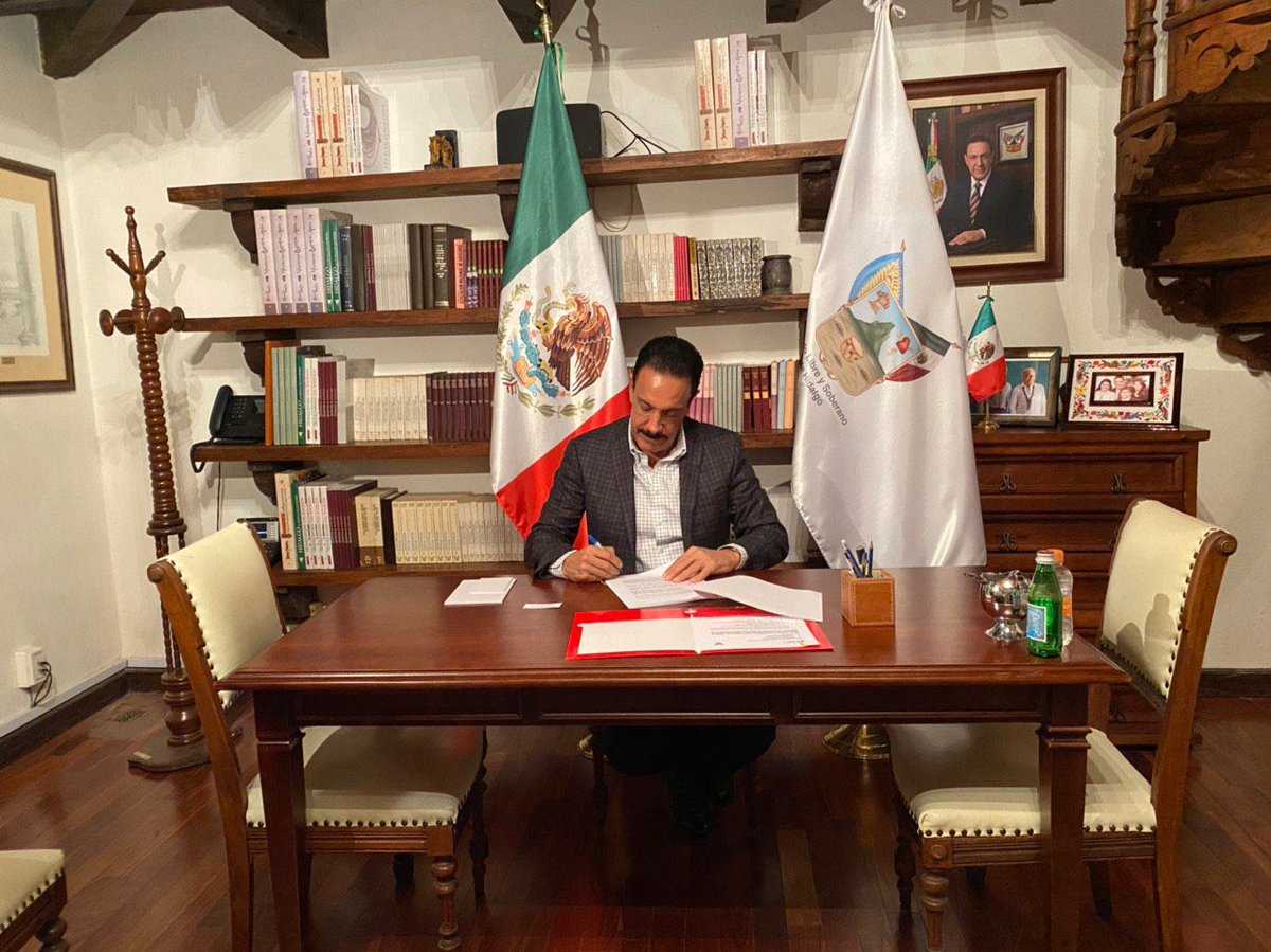 omarfayad's tweet photo. Envié al @CongresoHidalgo la iniciativa de decreto garante para afiliar al @Tu_IMSS al personal que labora en diez instituciones de Educación Superior, con funciones de docentes, administrativos y directivos, que desde hace 20 años carecían de dicha prestación. https://t.co/qyCVSgQ1oH