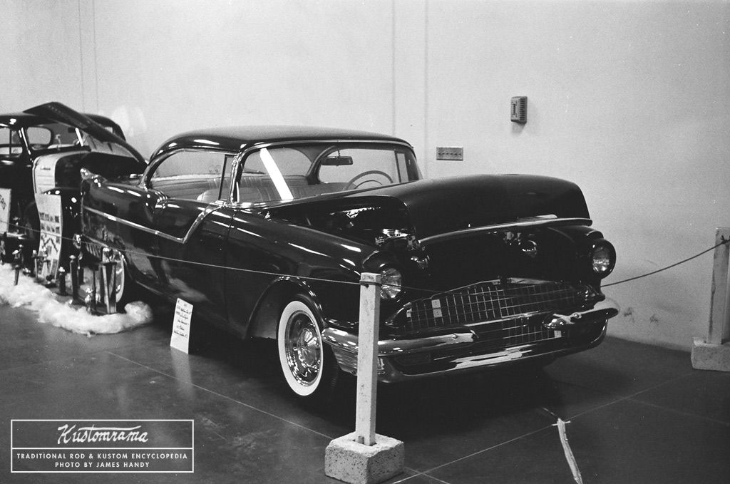 A mildly restyled 1955 Pontiac custom from the James Handy Collection on Kustomrama. James snapped this photo at the 1962 San Jose Autorama. We don't know who the owner was, so if you do, please let us know: bit.ly/2ZmJOeV
