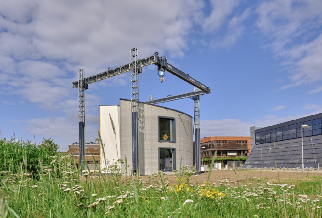 rinnovabiliit's tweet photo. La prima #casa a 2 piani realizzata dalla più grande #stampante3D d’Europa. #KampC ha costruito ad Anversa il primo prototipo al mondo di una #abitazione a due piani stampata in un solo blocco.
#greenbuilding #stampa3D
➡ https://t.co/j3ziwCRxeI https://t.co/ZBpgyGcfxb