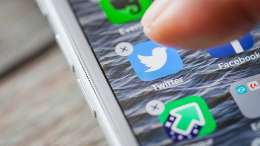 Clubic's tweet photo. Plusieurs comptes #Twitter certifiés très influents comme celui d'Elon Musk, Barack Obama, Jeff Bezos ou encore Bill Gates ont été hacké hier et relayaient une adresse menant à une escroquerie aux #Bitcoins 😮 
@mathieugrumiaux revient sur l'affaire 👉 https://t.co/EIBi0DAoNz https://t.co/O9BuZSdfRM