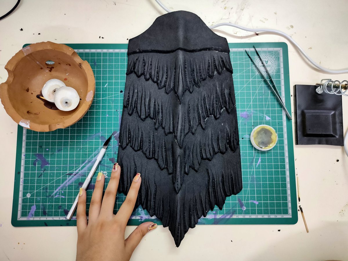 PragyaGautamv's tweet photo. This is what it looks like after using soldering iron. :D It's my first time working with the EVA foam. I hope I can do better next time. 🖤
#cosplayergirl #cosplay #cosplayer #indiancosplayer #propmaker #prop #propmaking #MonsterHunterWorld #ArtistOnTwitter #artists #gaming https://t.co/Ezezca1xDQ