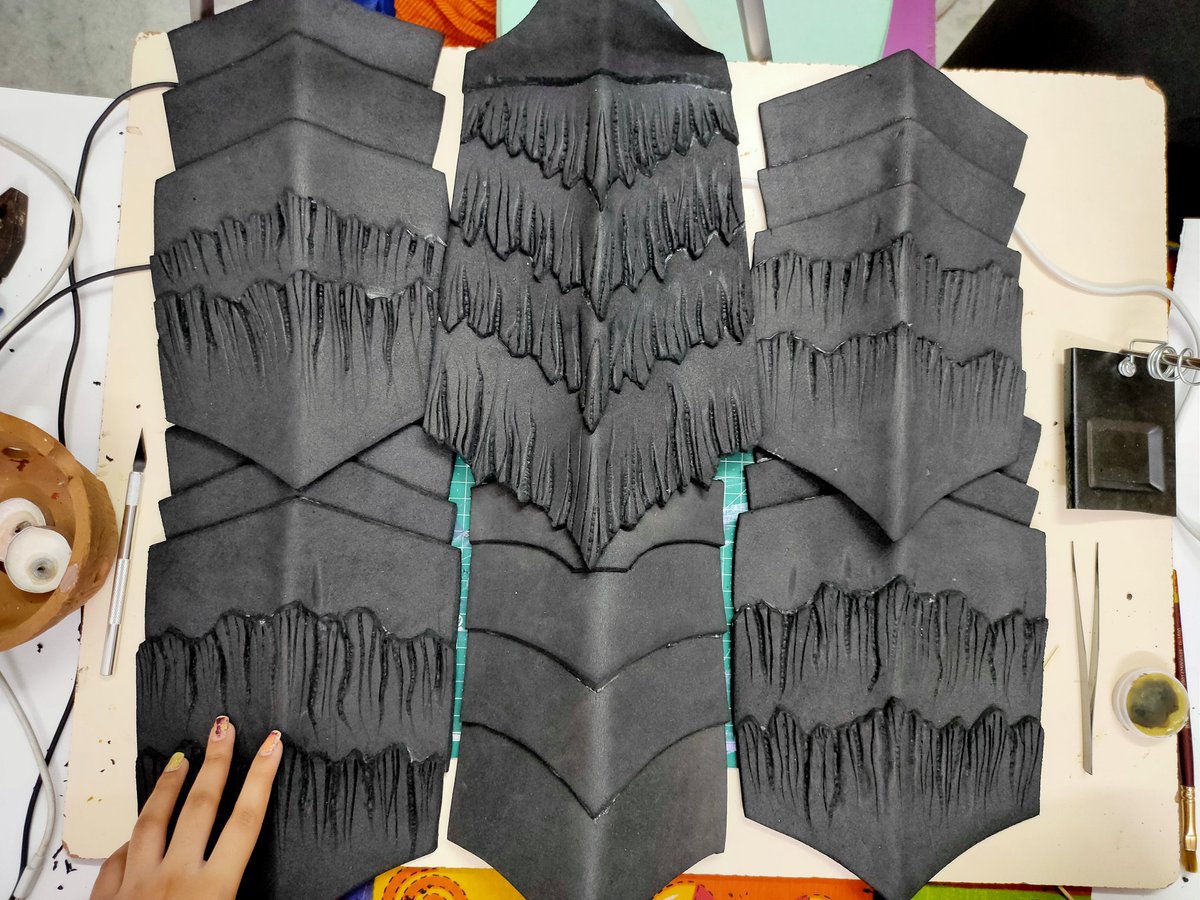 PragyaGautamv's tweet photo. This is what it looks like after using soldering iron. :D It's my first time working with the EVA foam. I hope I can do better next time. 🖤
#cosplayergirl #cosplay #cosplayer #indiancosplayer #propmaker #prop #propmaking #MonsterHunterWorld #ArtistOnTwitter #artists #gaming https://t.co/Ezezca1xDQ
