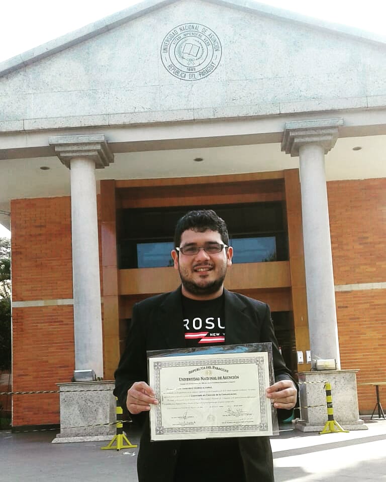 juanfranciscopy's tweet photo. Desde adolescente soñaba con tener este cartoncito en mis manos 😢😍👐.

Pd: Me saque el barbijo para la foto 😷

#Licenciado #ComunicaciónUNA #Periodismo #FFUNA #FiloUNA #Cartoncito #ModoCovid19 #Villeta #Paraguay https://t.co/fkBEAqlOkm