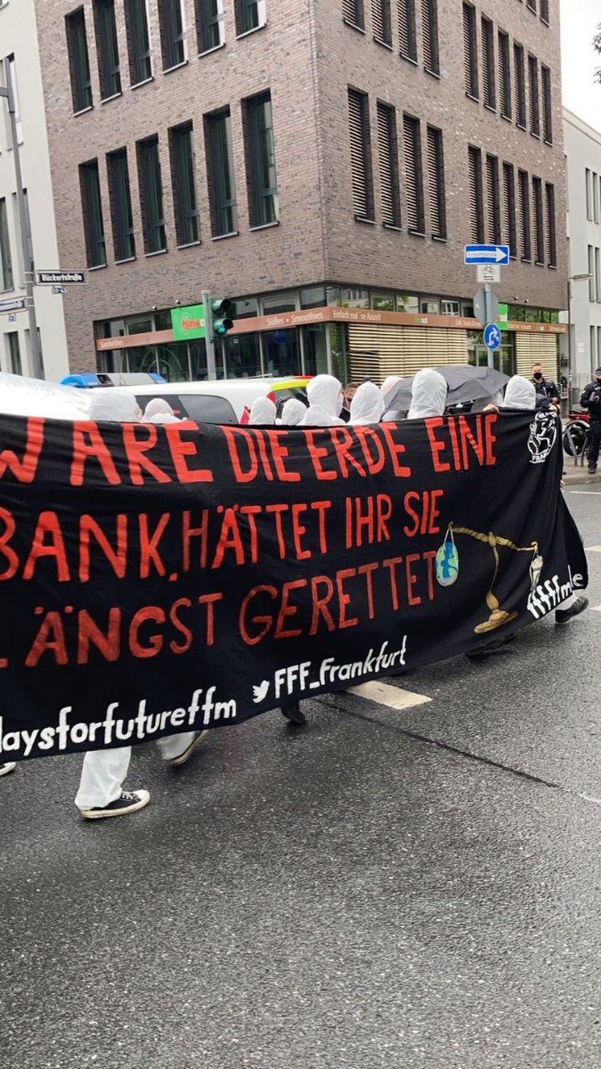 SFF_FFM's tweet photo. Heute in Frankfurt der #RageAgainstECB
Die Geldpolitik der EZB finanziert Kohlekonzerne und Großkonzerne der fossilen Energien. https://t.co/sXYbSljjtd