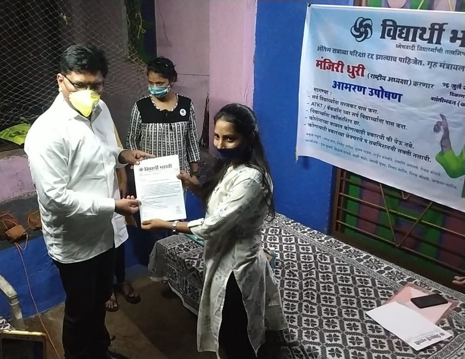 prajaktdada's tweet photo. अंतिम वर्षाच्या परीक्षा रद्द व्हाव्यात व विद्यार्थ्यांच्या हितासंबंधी इतर मागण्यांसाठी विद्यार्थी भारतीच्या अध्यक्षा मंजिरी धुरी यांनी सुरू केलेल्या आमरण उपोषणाची बातमी समजताच उपोषणस्थळी भेट दिली.कोरोनाच्या पार्श्वभूमीवर,भर पावसात माझ्या भगिनीने उपाशी राहू नये म्हणून समजूत घातली. https://t.co/QqTX4n8NJ5