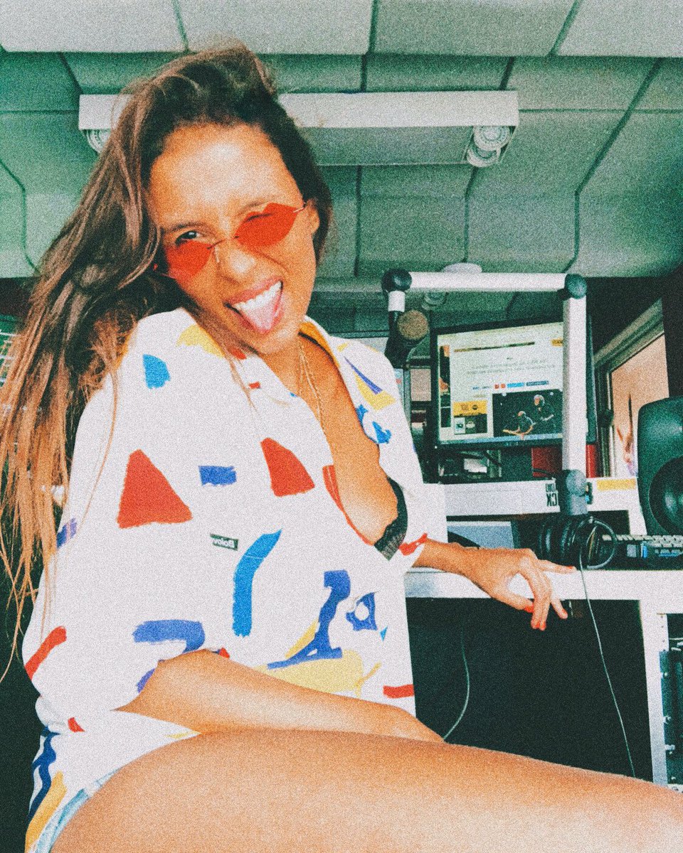 beatrizsato's tweet photo. #TBT ☀️ #color #hot #summer #radio #onair #89fm https://t.co/YiGnPEG7Uv