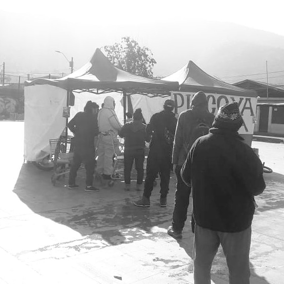 ollasherminia's tweet photo. Ante la indolencia del poder, las #ollas siguen en #lapincoya. Gracias a los compas que aportan a una y todas, de todas partes, pq el pueblo cuida al #pueblo.  Gracias @AmiguesSocial que nos ha acompañado desde el inicio. Somos el #pueblo haciendo ollas. #huechuraba #Solidaridad https://t.co/otbtIg2pov