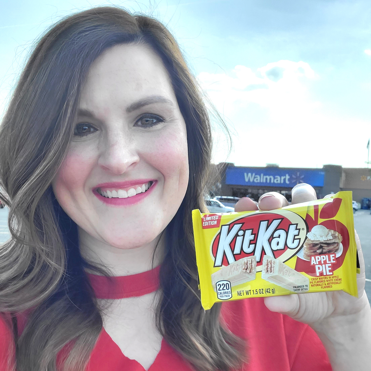 EvrydayShortcut's tweet photo. #AD You don’t need to bake an apple pie when you can have it right in your hand w/ #ApplePieKitKat #FoundAtWalmart. You'll want to indulge in the @kitkat_us as it really does taste like apple pie. They are now available @walmart so give them a try. https://t.co/IdWokE3TiY https://t.co/0vmowTtoZI