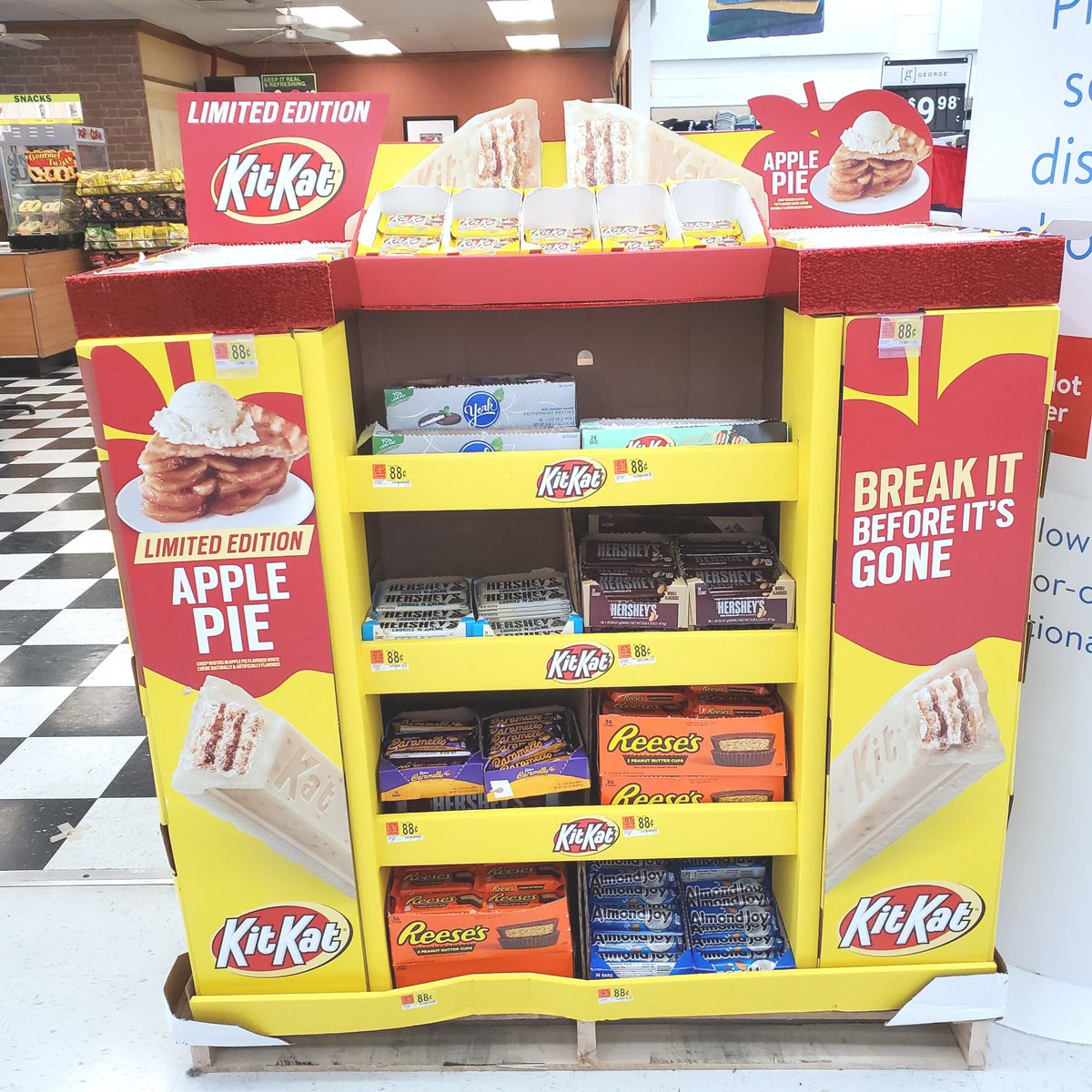 EvrydayShortcut's tweet photo. #AD You don’t need to bake an apple pie when you can have it right in your hand w/ #ApplePieKitKat #FoundAtWalmart. You'll want to indulge in the @kitkat_us as it really does taste like apple pie. They are now available @walmart so give them a try. https://t.co/IdWokE3TiY https://t.co/0vmowTtoZI
