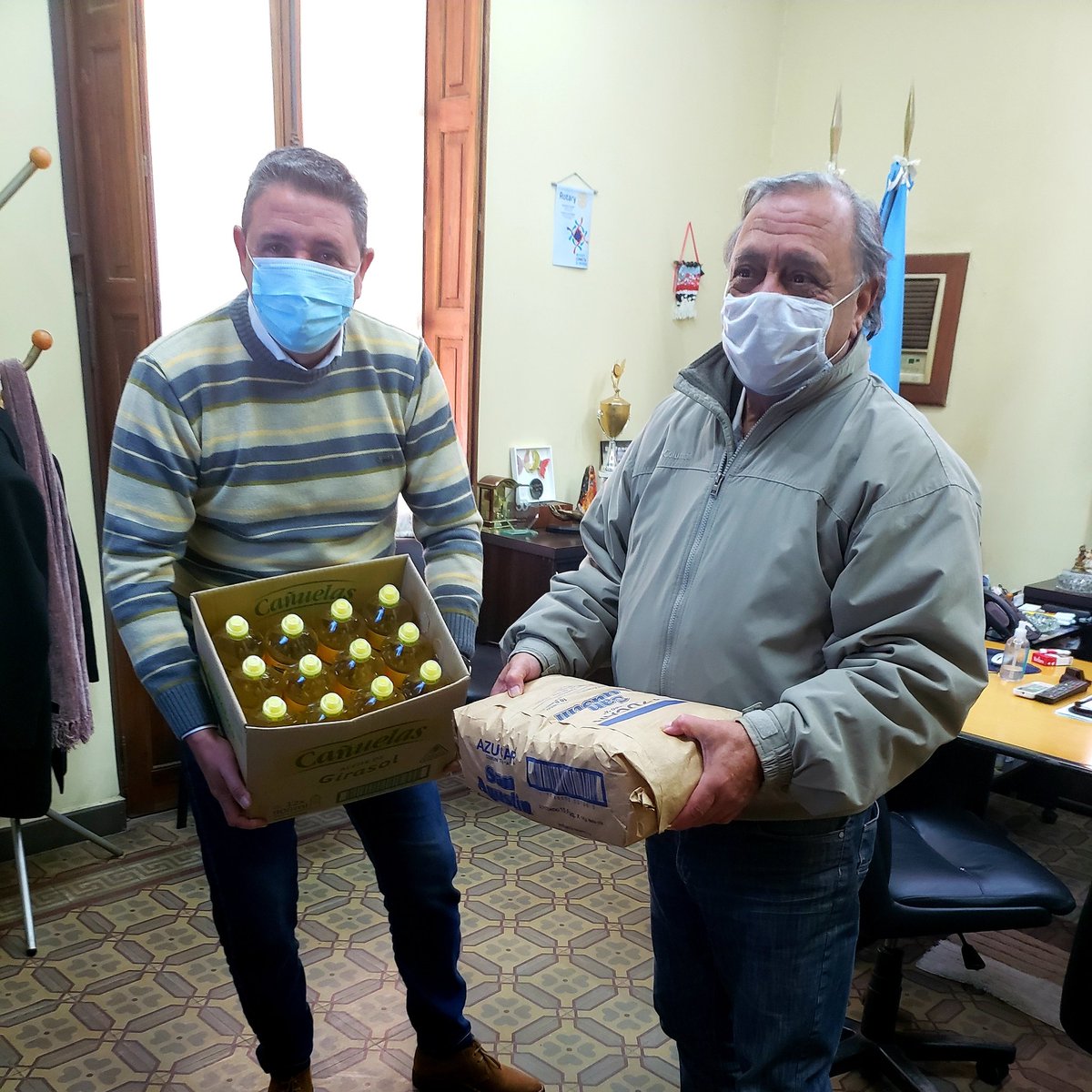 danielsalibi's tweet photo. #Cuarentena (Día 119) 

Seguimos recibiendo #Donaciones de #Mercaderia de #Vecinos de Nuestra #Ciudad para el armado de #ModulosAlimentarios y ser distribuidos en las #Familias más Necesitadas 

#MendiolazaEsSolidaria 
#QuedateEnCasa https://t.co/i5hWEKbwva
