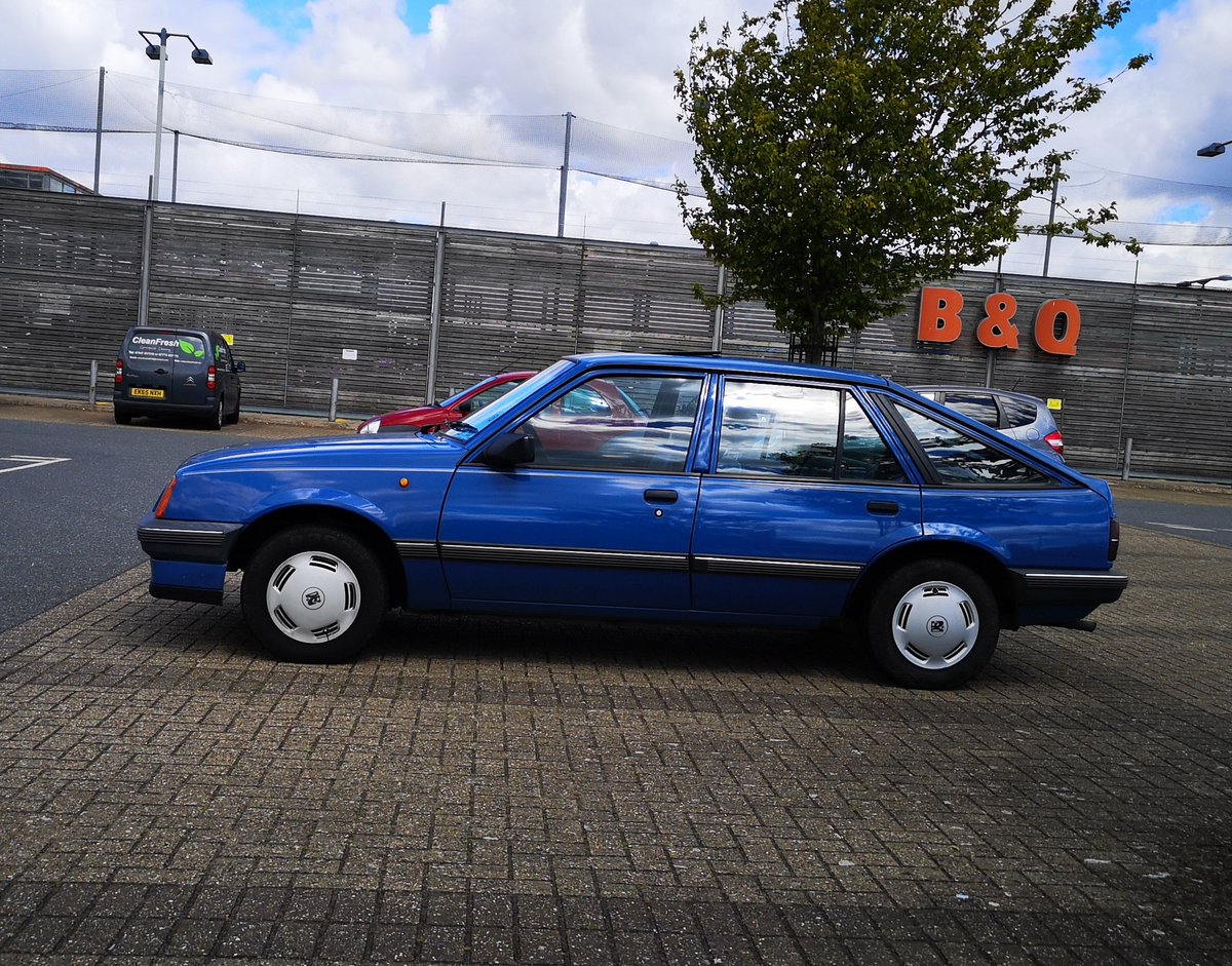 UkClassics's tweet photo. Spotted in B&amp;Q car park, clean late #VauxhalCavalier #classiccars #carsnapped https://t.co/9ckiWtDrOq