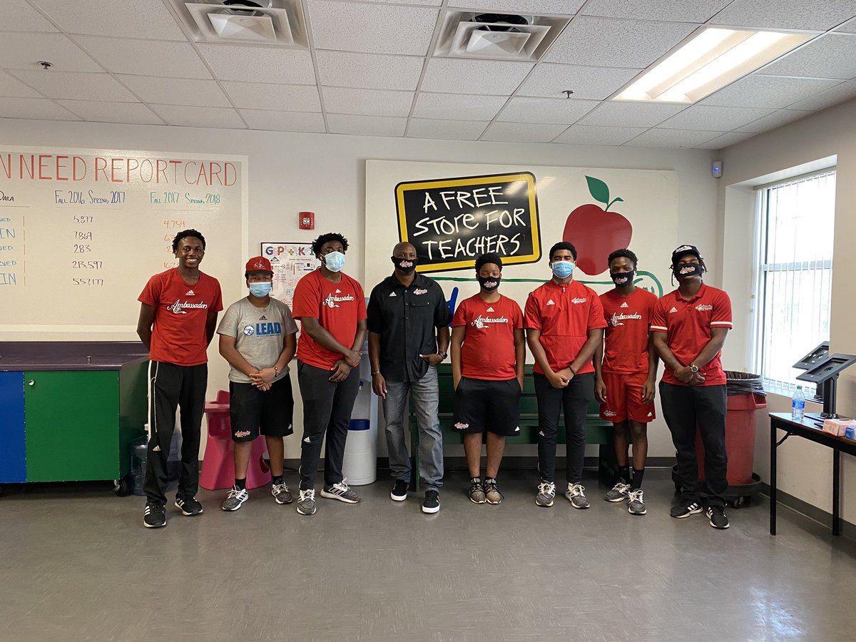 EmptyStocking's tweet photo. Thanks @LEADAtlanta for ‘leading’ the way with volunteer service this morning! Thanks to your efforts and hard work, 721 metro Atlanta students have necessary school supplies awaiting them this fall!✏️✂️📓📂❤️ https://t.co/KBZT8tK4xj