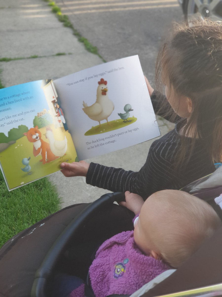 sh4n15's tweet photo. @athersleynp rubie reading her little sister a story (The Ugly Duckling) https://t.co/gkJQKAyHSS