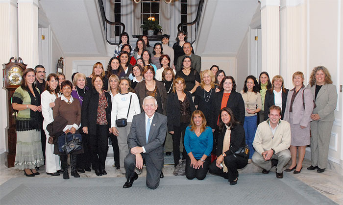 FulbrightUY's tweet photo. ¡Seguimos compartiendo recuerdos! Los invitamos a ustedes a acompañarnos también, con sus fotos vinculadas al programa, por ejemplo, de su graduación, en seminarios Fulbright o con colegas uruguayos/estadounidenses, con #FulbrightUY60 #SoyFulbright #StateAlumni #AlumniUruguay https://t.co/1h7I8hKotZ