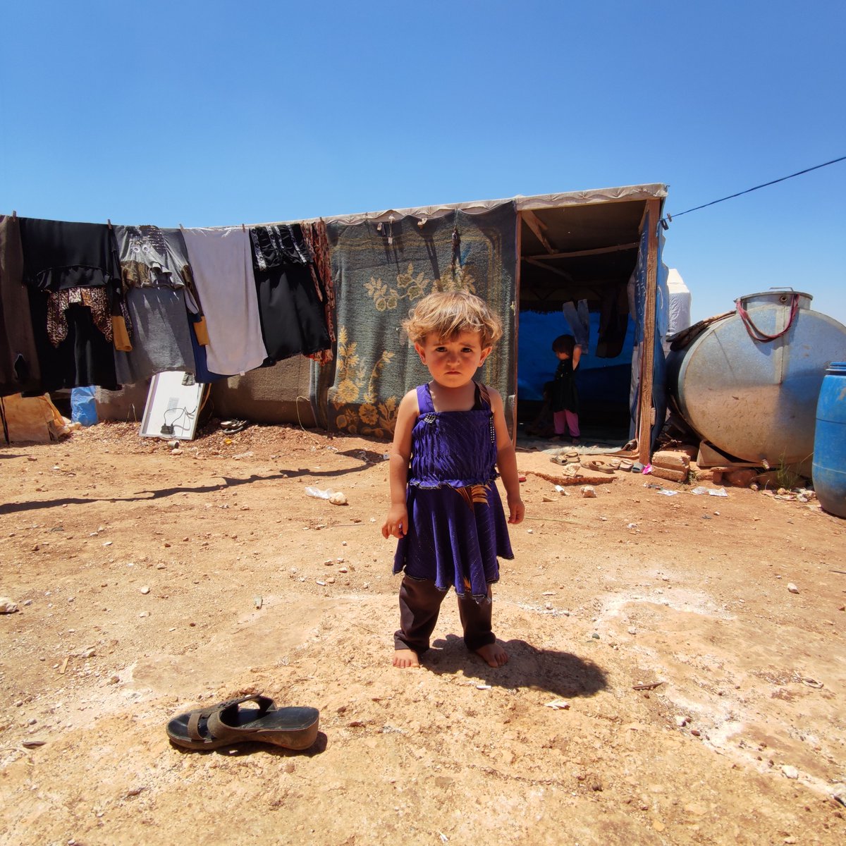 SyriaCivilDef's tweet photo. Homesickness, deadly heat, flooding, the absence of proper medical facilities, and all the other impossible aspects of camp life are a reality for thousands upon thousands of civilians today. Our #WhiteHelmets provide aid but solutions from the international community are needed. https://t.co/Rd2hXMXPCJ