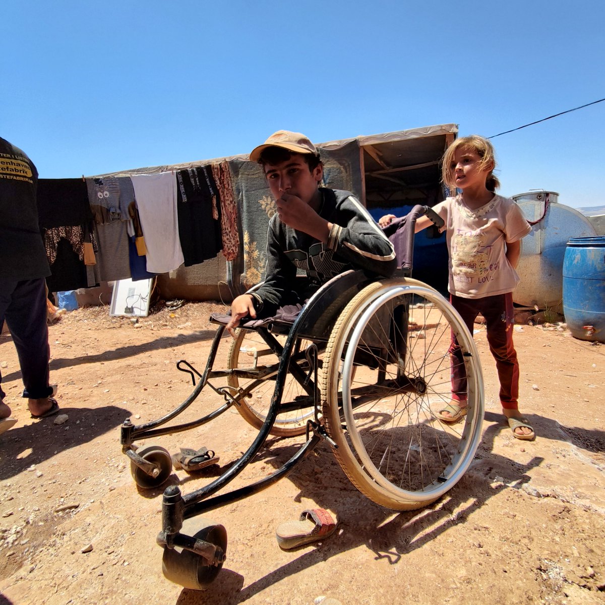SyriaCivilDef's tweet photo. Homesickness, deadly heat, flooding, the absence of proper medical facilities, and all the other impossible aspects of camp life are a reality for thousands upon thousands of civilians today. Our #WhiteHelmets provide aid but solutions from the international community are needed. https://t.co/Rd2hXMXPCJ