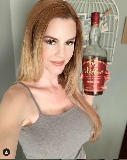ChickWhiskey's tweet photo. It's #thirstythursday but here's my #throwback to yesterday's #WhiskeyWednesday or in my case #wellerwednesday 🥃 
#wellerantique107 #antique107 #wellerbourbon #bourbon #whiskey #womenwhowhiskey #whiskeychick #TNwhiskeychick https://t.co/T6I2CKoBa7