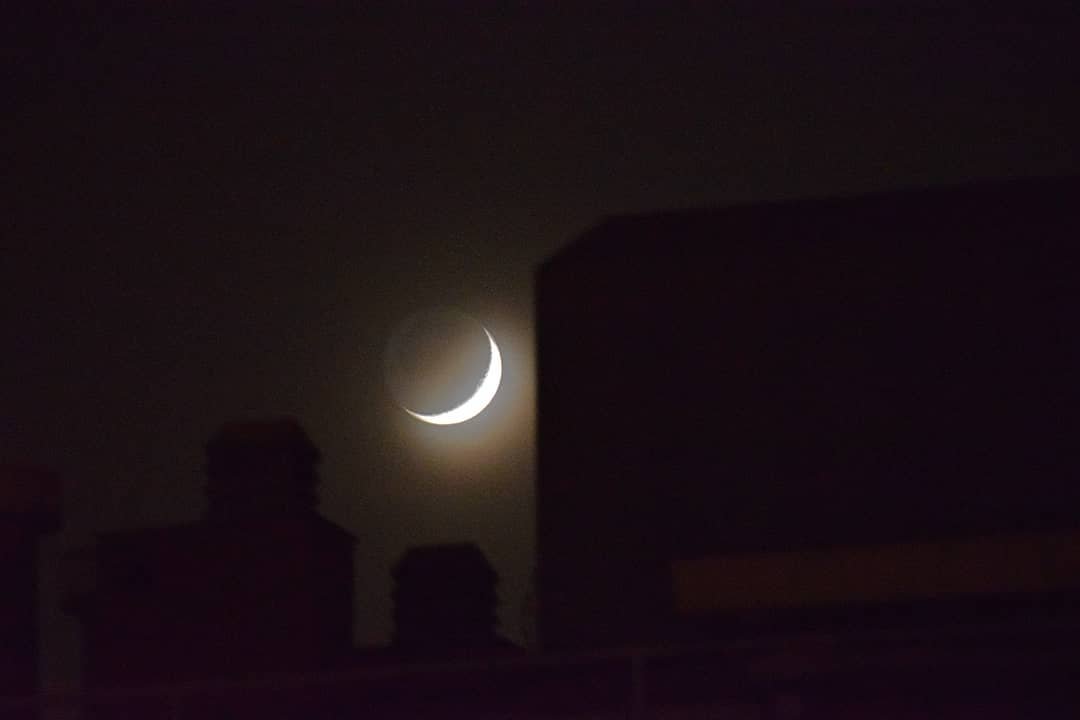 Martona_'s tweet photo. Surto a la nit
que l’alta lluna empara,
els carrers tendres,
les botigues tancades,
sols el meu ésser
n’entoma el càlid aire.
Dreçada i dolça,
m’acompanya la calma.
#bonanit 💫🌛
#carmecabus https://t.co/cgxI1TCRD3