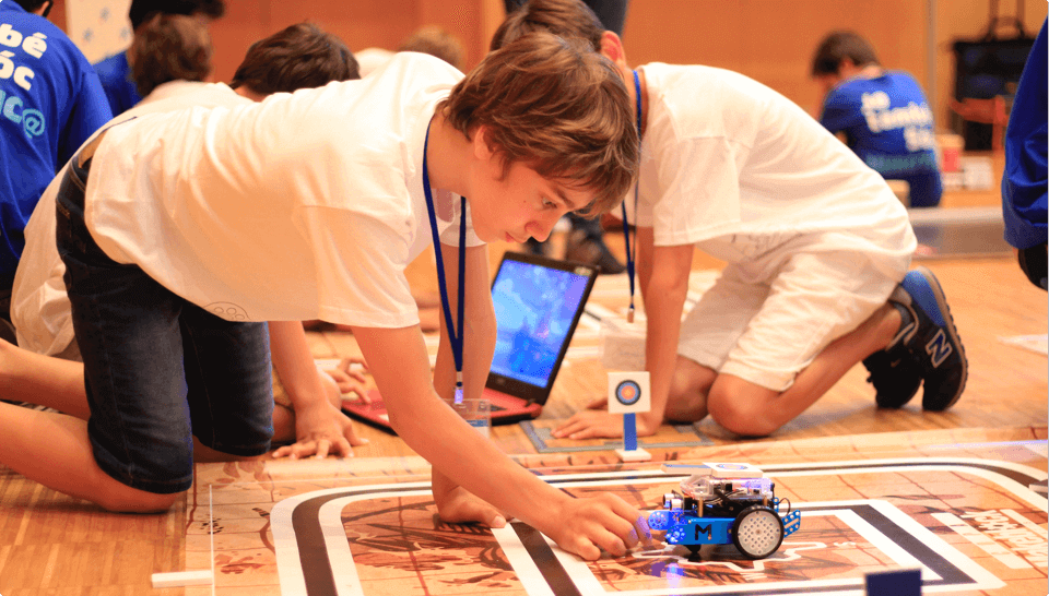 exploringrobots's tweet photo. Each day of camp is filled with fun, hands-on experiences using STEM and coding with a robot. https://t.co/B006sHvIWV