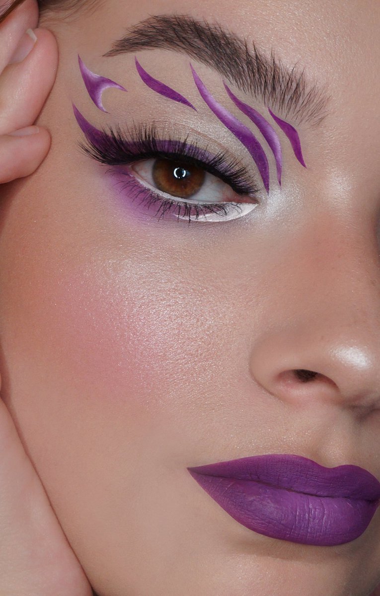 💜💜💜

<a href="/OFRACosmetics/">OFRA Cosmetics</a> fixline gel liner white and purple
<a href="/ABHcosmetics/">Anastasia Beverly Hills</a> lip palette
@toofaced light it up palette
<a href="/SleekMakeUP/">Sleek MakeUP</a> life proof concealer
<a href="/bhcosmetics/">BH Cosmetics</a> chocolate strawberry blush

#graphicliner #eyeliner #makeup #ofrabeauties #strawberrylipstick
