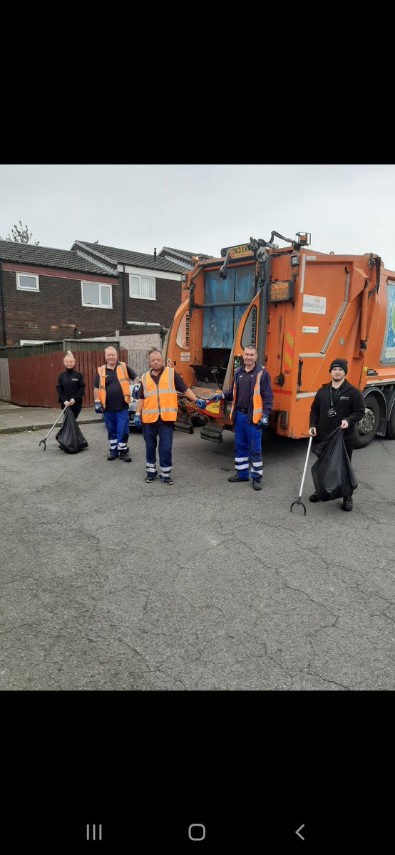 The Community engagement team working alongside MBC helping to keep your estate clean 😊#workingtogether <a href="/MartinpThirteen/">@Thirteen_MartinP</a> <a href="/Thirteen_SimonR/">Simon</a> <a href="/Thirteen_Group/">Thirteen Group</a>