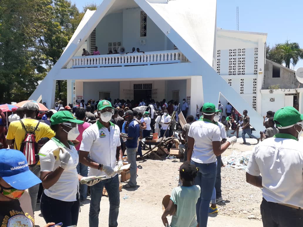 MsppOfficiel's tweet photo. #COVID19
#MSPPHaiti
#UCRP
#DPSPE
16/07/2020 - Nan kad fèt patwonal Notredam Monkamèl nan Sodo, #MSPP deplwaye yon ekip ki gen ladan l teknisyen nan kominikasyon ak Ofisye sanitè pou sansiblize vizitè ak pèleren yo sou kowonaviris ki toujou nan peyi a. https://t.co/V8as0kdax3